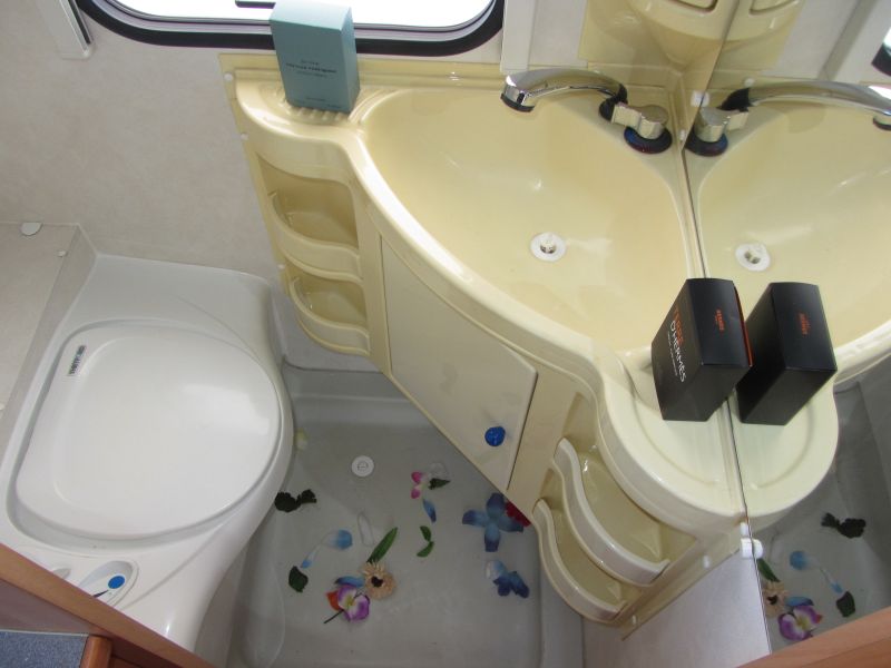 En venta Adria ADORA 462 PH Blanco 2007 Sevilla foto 8