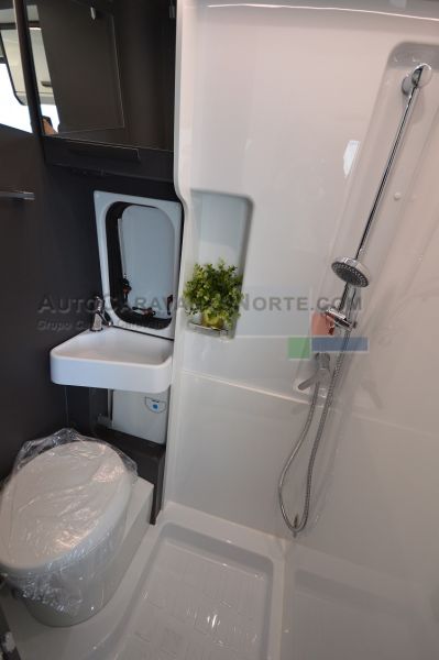 En venta McLouis Menfys Van 3 S Line Blanco 2021 Álava foto 7