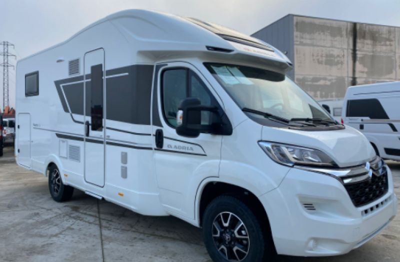 En venta Adria Matrix Axess 670SC Nueva Blanco 2021 Navarra foto 1