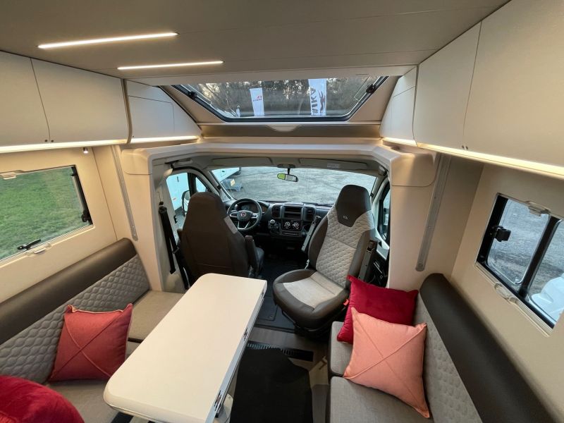 En venta Adria Matrix Plus 670 DC 2022 Blanco 2022 Pontevedra foto 2