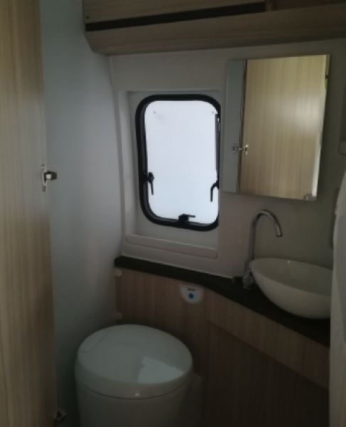 En venta Adria Twin Axess 600SP Family 140cv 2021 Álava foto 4