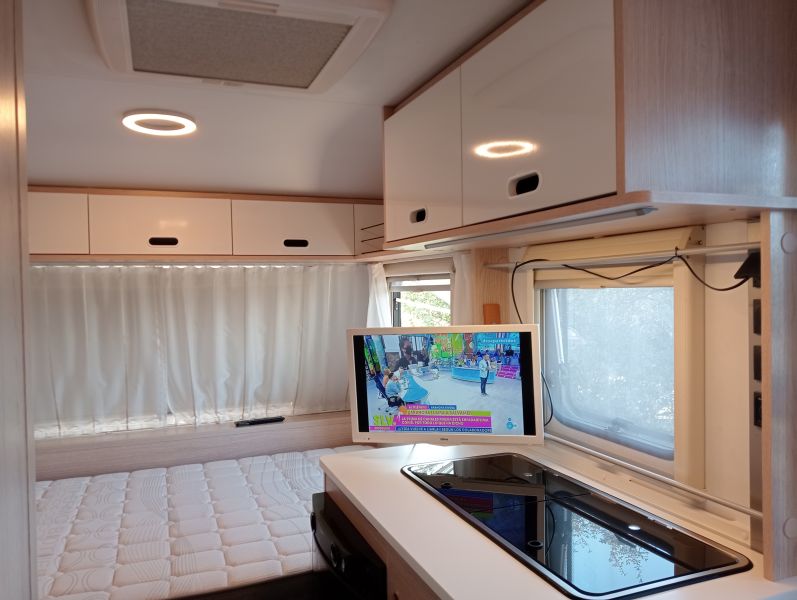 En venta Adria AVIVA 370 DD Blanco 2021 Madrid foto 7