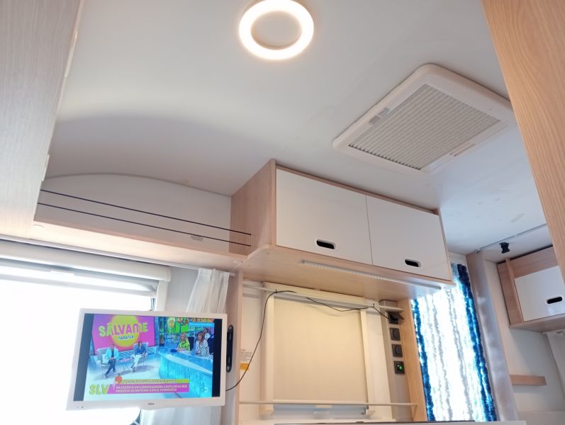 En venta Adria AVIVA 370 DD Blanco 2021 Madrid foto 12