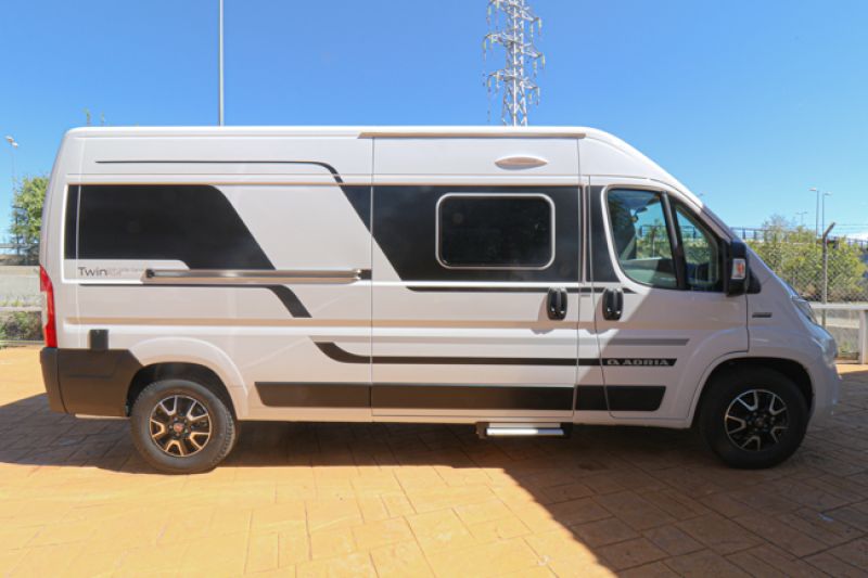 En venta Adria Twin Plus 600SPB Family Blanco 2023 Madrid foto 2