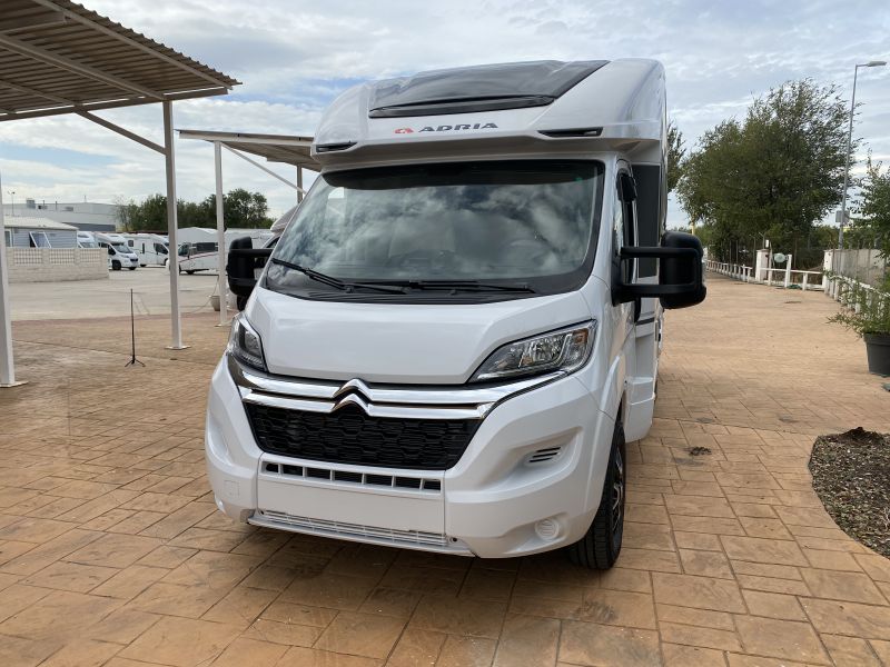 En venta Adria Matrix Axess 670 SC Blanco 2023 Madrid foto 1