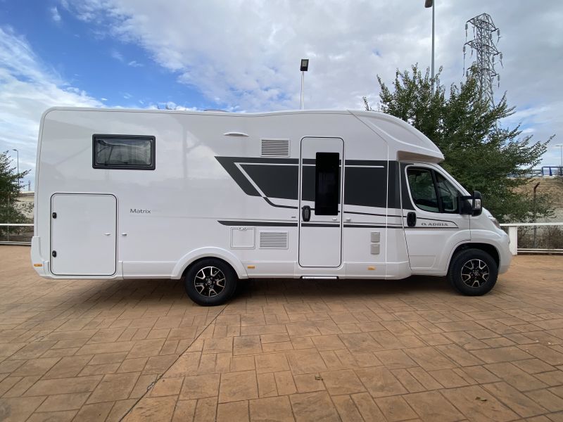 En venta Adria Matrix Axess 670 SC Blanco 2023 Madrid foto 6