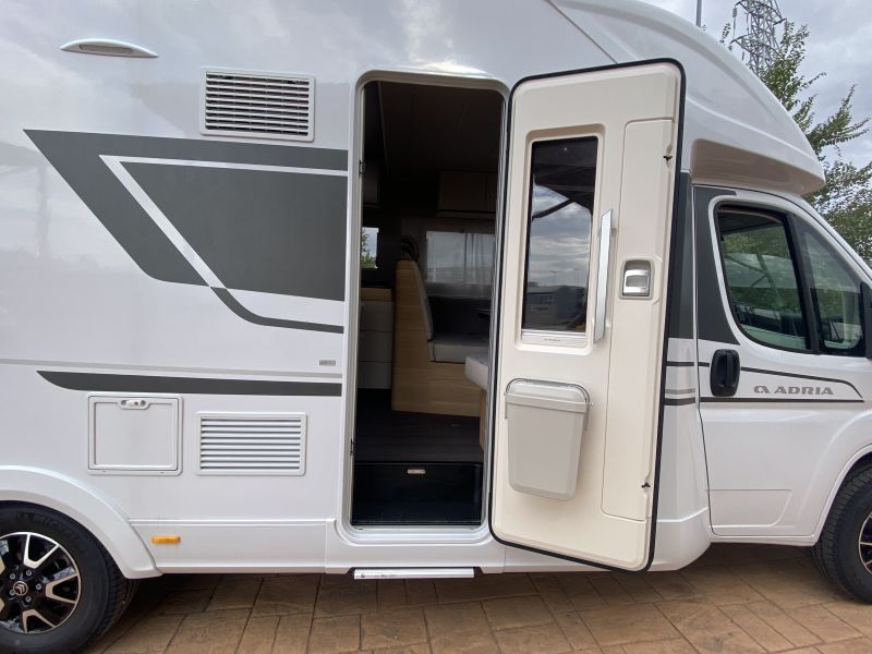 En venta Adria Matrix Axess 670 SC Blanco 2023 Madrid foto 14