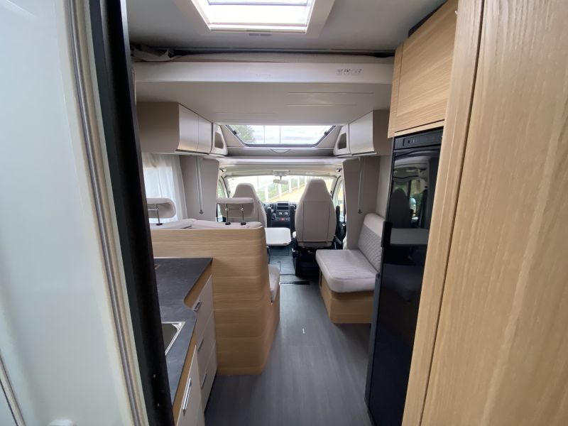 En venta Adria Matrix Axess 670 SC Blanco 2023 Madrid foto 17