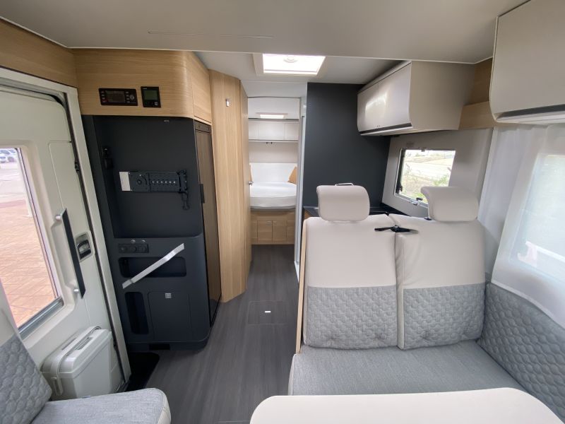 En venta Adria Matrix Axess 670 SC Blanco 2023 Madrid foto 21