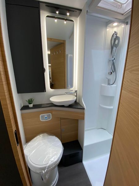 En venta Adria Coral XL Axess 660SL Blanco 2023 Navarra foto 4